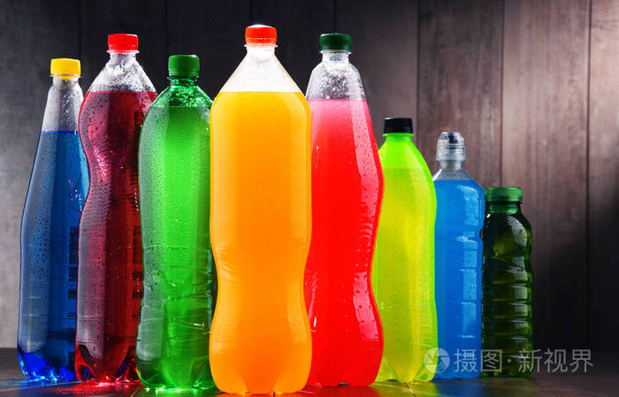 各种颜色的各种碳酸软饮料塑料瓶