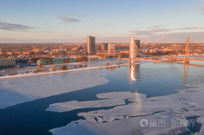 空中冬季日落在里加老城和达加瓦河在拉脱维亚。