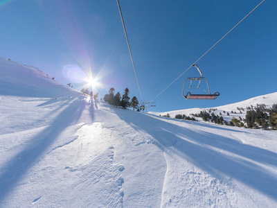 在希腊卡拉维里塔的一个大型滑雪胜地的斜坡上的滑雪电梯景观