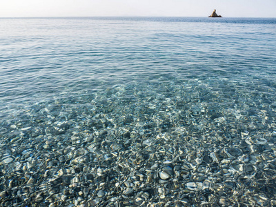 爱琴海中希腊岛埃维亚Euboea的海浪和美丽的海滩