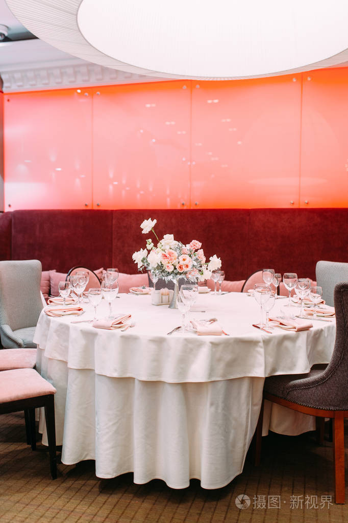 在餐厅装饰婚礼桌子. 花艺拱门和花的设计.照片-正版商用图片17i09k-