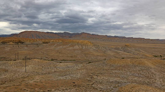 犹他州的贫瘠土地就在I70附近，就在科罗拉多州的边界对面。