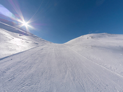 希腊卡拉维里塔大型滑雪胜地斜坡上的滑雪电梯