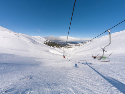 希腊卡拉维里塔大型滑雪胜地斜坡上的滑雪电梯
