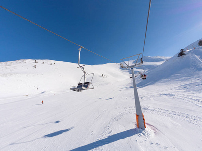 希腊卡拉维里塔大型滑雪胜地斜坡上的滑雪电梯