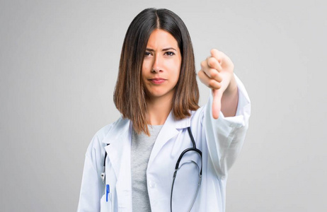 医生女性，听诊器显示拇指向下标志，灰色背景阴性。
