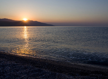 爱琴海希腊埃维亚岛Euboea的海浪和美丽的日落