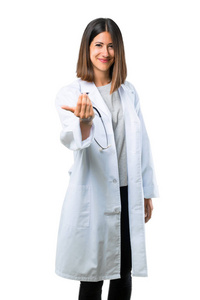 医生女人带着听诊器，并邀请她用手来。 很高兴你来到了孤立的白色背景