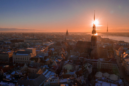 空中冬季日落景观在里加老城与穹顶大教堂和河流道加瓦在拉脱维亚。