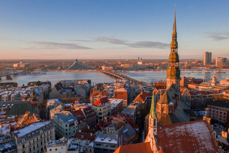 美丽的空中冬景在里加老城与穹顶大教堂和河流道加瓦在日落。 令人惊奇的拉脱维亚。