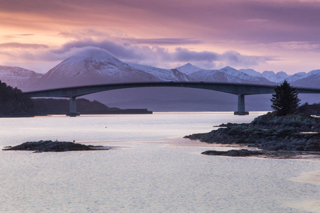 斯凯桥从大陆通往斯凯岛在苏格兰凯尔的洛哈什