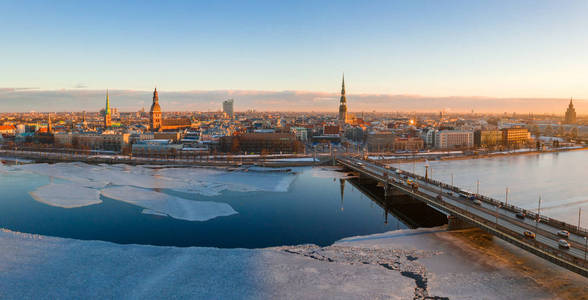 空中冬季日落在里加老城和达加瓦河在拉脱维亚。