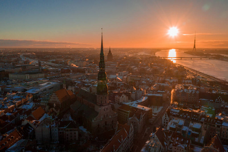 空中冬季日落景观在里加老城与穹顶大教堂和河流道加瓦在拉脱维亚。
