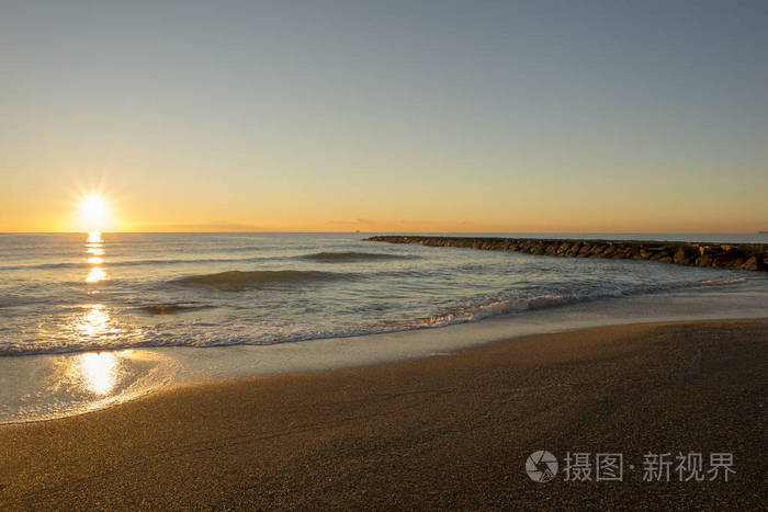 西班牙班尼卡西姆卡斯特隆海岸日出