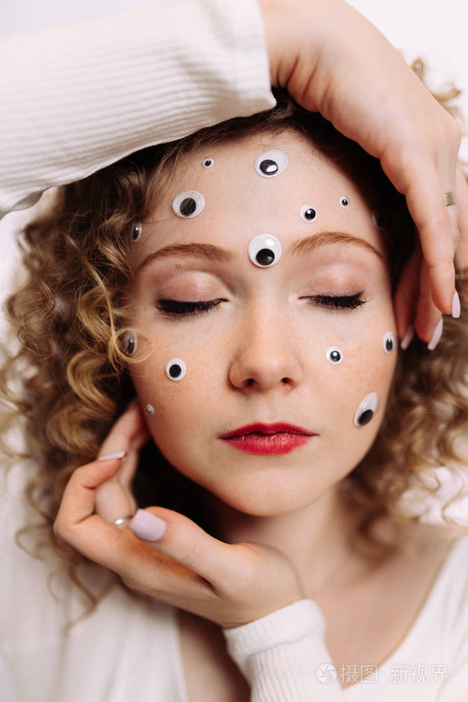 失眠和睡眠不足的概念.抱着她的头睁开眼睛的女孩