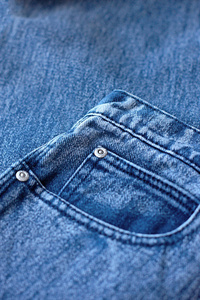 蓝色牛仔裤特写，以抽象的空间，空的自然清洁牛仔纹理，为传统的商业背景，冷明亮的颜色。