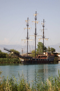 土耳其。2018年6月4日一艘海盗船停靠在河上。水运短途旅行