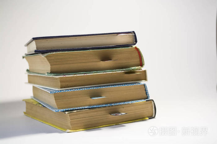 愉快和有趣的书签与不同颜色的胡子.家庭图书馆