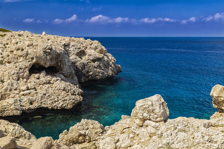 海景，岩石，绿松石海和蓝天海岸的地中海。 塞浦路斯岛海岸度假村阿伊亚纳帕。 旅游目的地旅游海滩度假