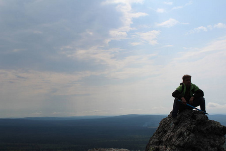 从美丽的自然景观的高度.照片显示一个人在照片
