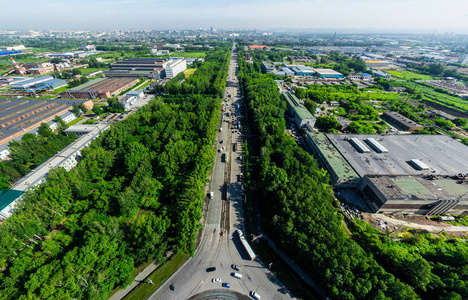 与空中城市景观 十字路口 道路 房屋建筑。直升机拍摄。全景图像