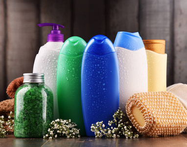 塑料瓶的身体护理和美容产品。