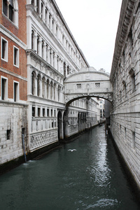 威尼斯意大利2月2日，2018年2月2日，由安东尼奥史蒂诺设计的叹息桥。 威尼斯对大运河的看法。 威尼斯建筑。