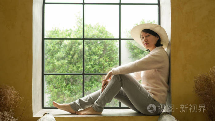 亚洲女人坐在窗前阳光轻奢夏日欧洲