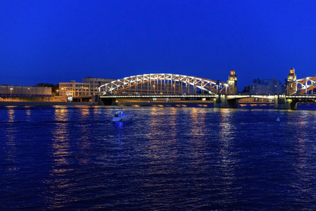 彼得在涅瓦河堤上的大桥。 俄罗斯圣彼得堡的白夜。 布尔什克滕斯基桥。