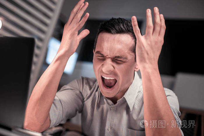 悲伤的不愉快的人感到工作压力很大