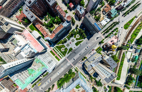 与空中城市景观 十字路口 道路 房屋 建筑物 公园及停车场。阳光灿烂的夏天全景图像