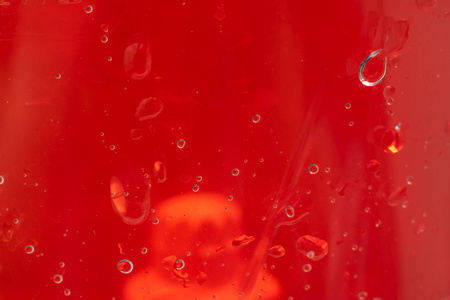水滴在红色背景抽象纹理或背景上