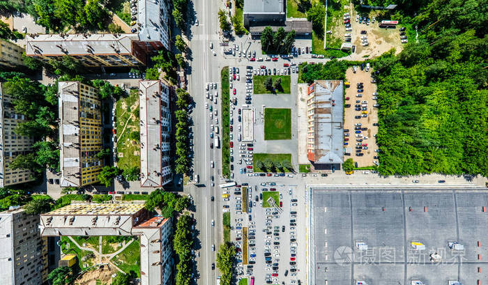 与空中城市景观, 十字路口, 道路, 房屋, 建筑物, 公园及停车场.