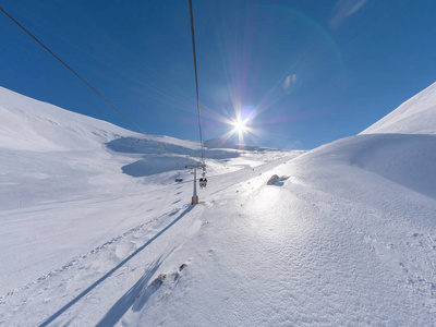 希腊卡拉维里塔大型滑雪胜地斜坡上的滑雪电梯