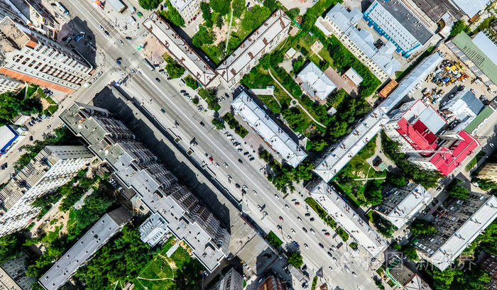 与空中城市景观, 十字路口, 道路, 房屋, 建筑物, 公园及停车场.