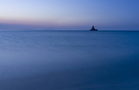 平静的夜晚，夏天，蓝色的爱琴海在希腊的埃维亚岛上