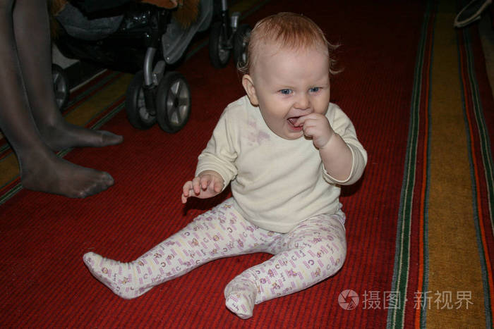 2002.14.2009莫斯科俄罗斯。 红地毯背景上可爱的小男孩。