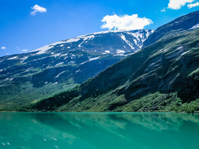 去挪威旅行。 高山湖泊和峡湾