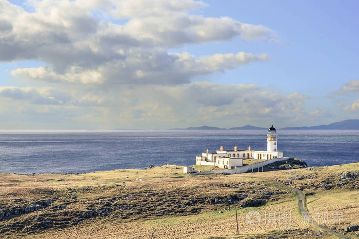 斯凯岛，内斯特点白色灯塔建筑悬崖，岛屿和海洋的背景