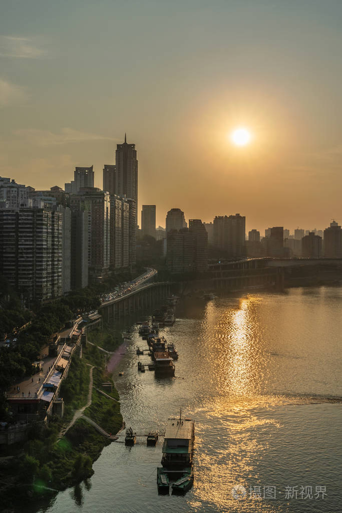 重庆日落时嘉陵江的城市景观