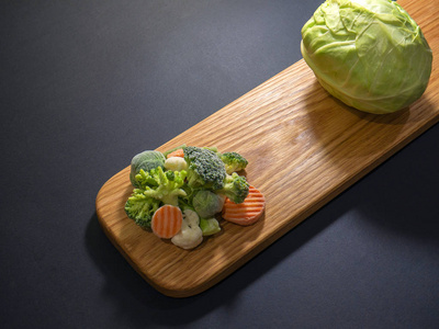 切割板上的冷冻蔬菜