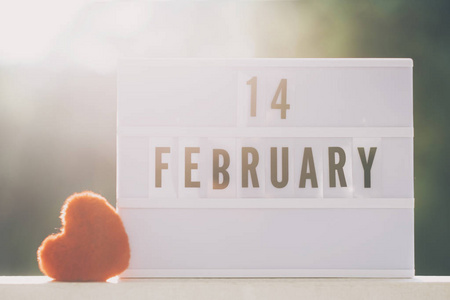 2月14日的日历显示，在bokeh背景上有红色的心脏。