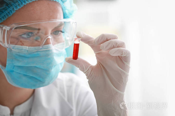 化验血样的妇女