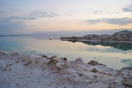 以色列死海岸的日出。 地球上最低的地方。 日出时的盐晶。 死海矿物和盐