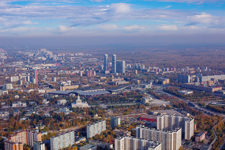 莫斯科市。 秋天从奥斯坦基诺塔观看