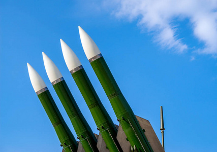 带四枚巡航导弹的弹道导弹发射器在背景蓝天防空部队军事工业上的强大