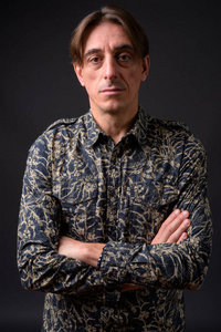 意大利的男人成熟英俊的意大利男人在灰色背景照片