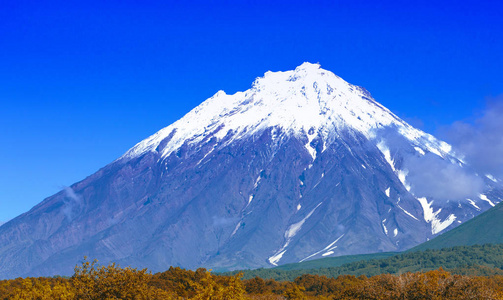 秋天在堪察卡的科里亚克斯基火山，上面覆盖着白雪