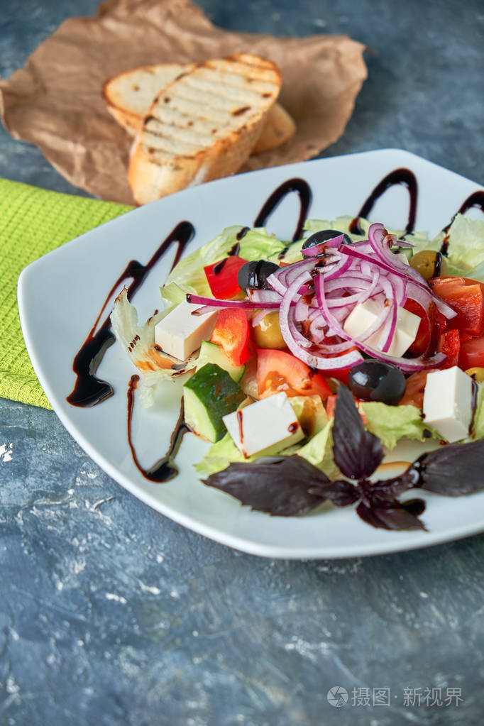 希腊沙拉配新鲜蔬菜,奶酪和黑橄榄