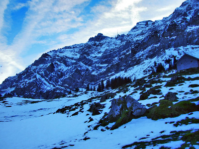 瑞士阿彭策尔奥塞尔罗登州圣蒂斯山顶下的黎明和黄昏
